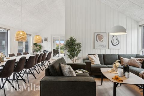 I soffhörnan i lyxstuga 659 i Nordjylland kan ni spela brädspel eller titta på film tillsammans.