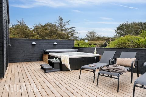 Njut av spabadets värme i lyxstuga nr 659 i Nordjylland