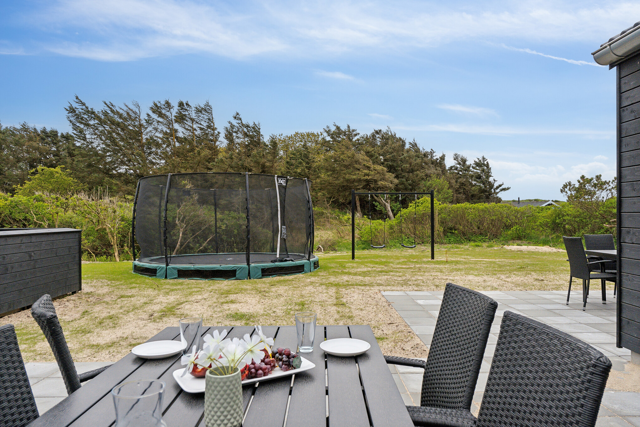 Njut av en grillkväll på terrassen i lyxstuga nr 659 i Nordjylland
