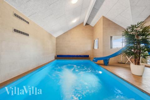 Sommarstuga 657 är inredd med en smakfull poolavdelning som har vattenrutschbana, ett stort inbyggt spapad och bastu