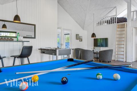 Aktivitetsrum i lyxstuga nr 657 med 8 sovrum och plats för 20 personer.