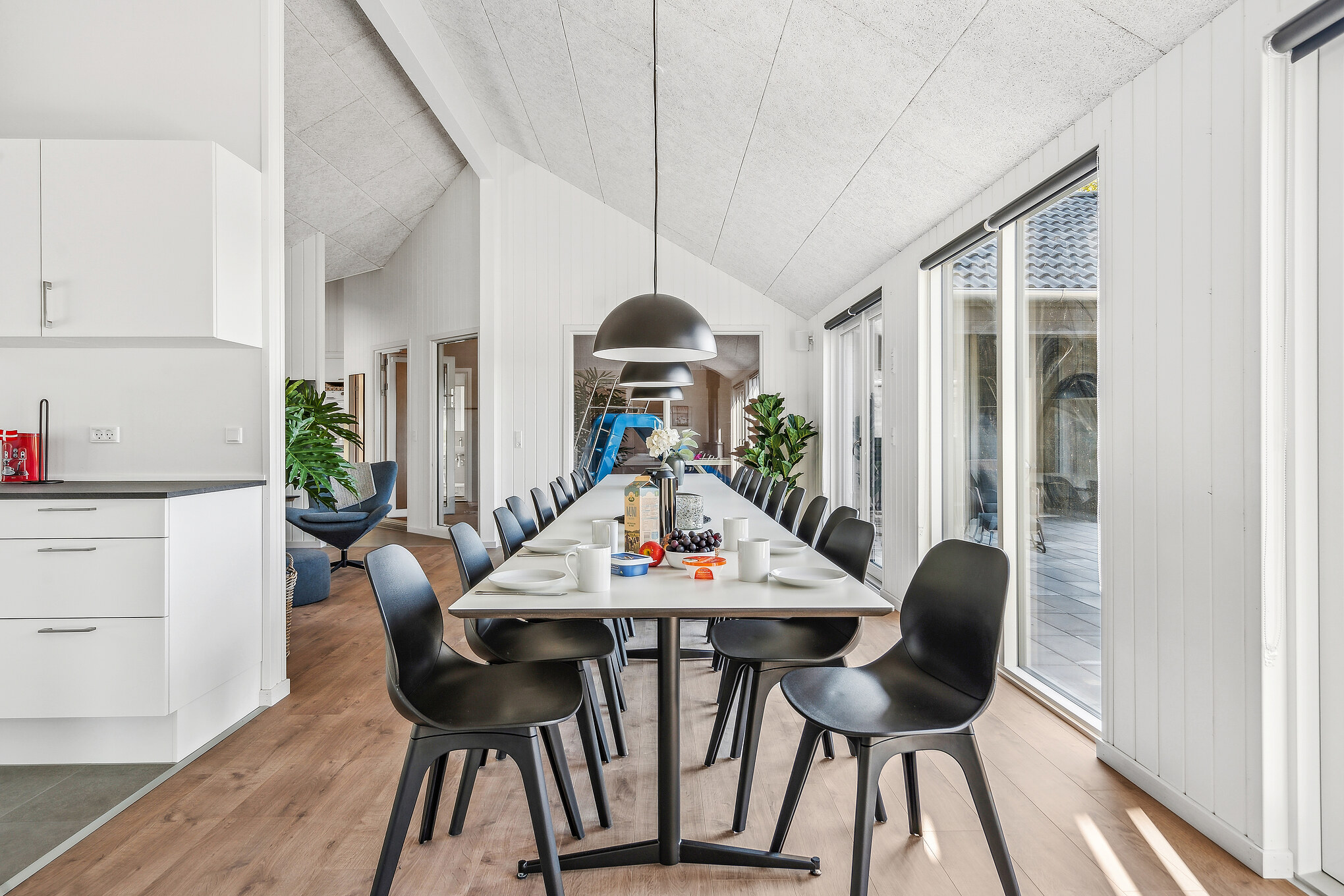 Det stora ljusa vardagsrummet i lyxstuga nr 657 för 20.