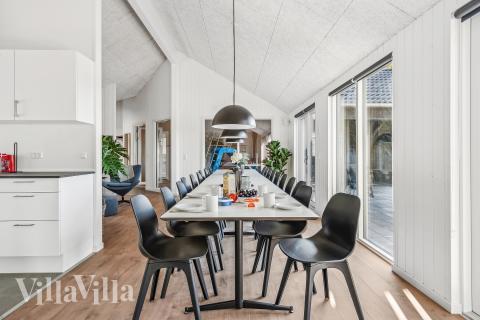 Det stora ljusa vardagsrummet i lyxstuga nr 657 för 20.