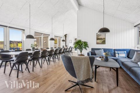 Vardagsrummet i lyxstuga nr. 657 har plats för 20 personer.