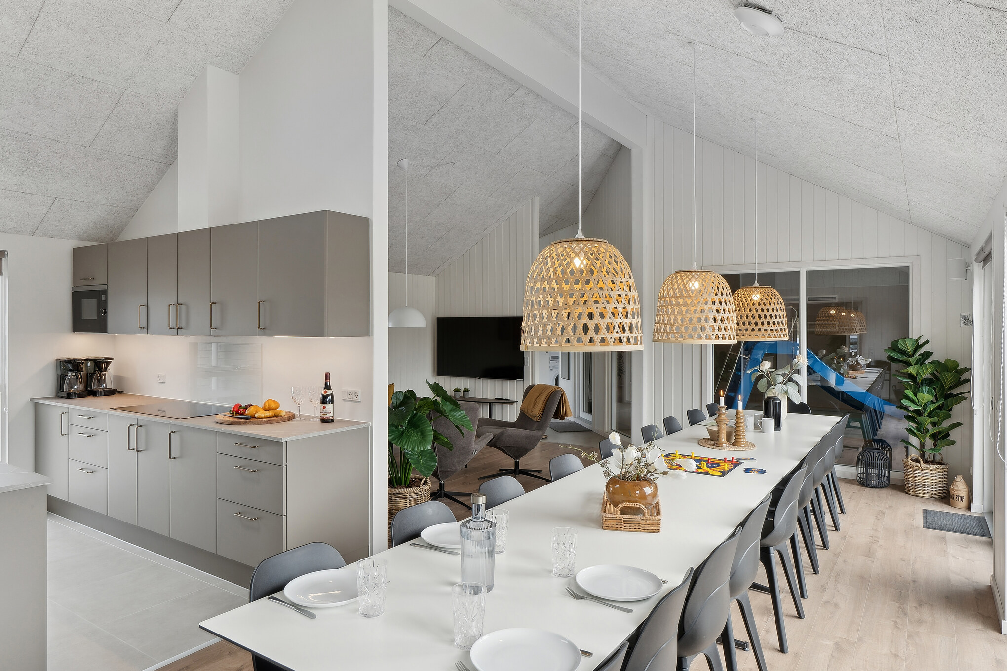 Det stora ljusa vardagsrummet i lyxstuga nr 697 för 20.