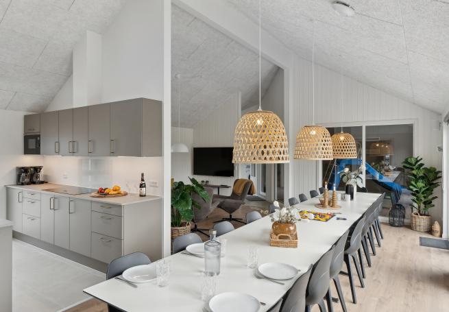 Det stora ljusa vardagsrummet i lyxstuga nr 697 för 20.