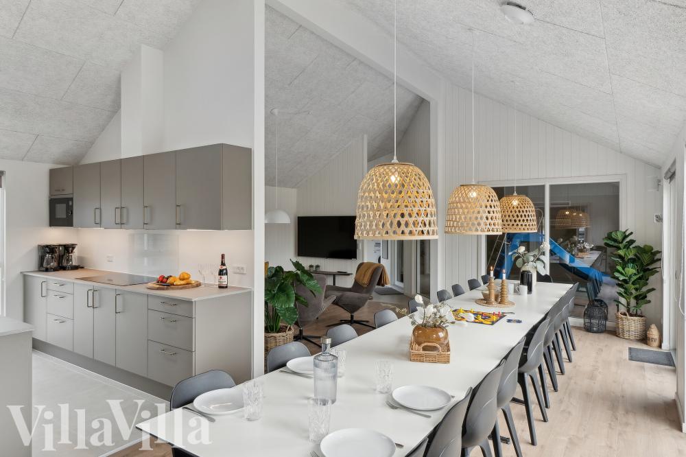 Det stora ljusa vardagsrummet i lyxstuga nr 697 för 20.