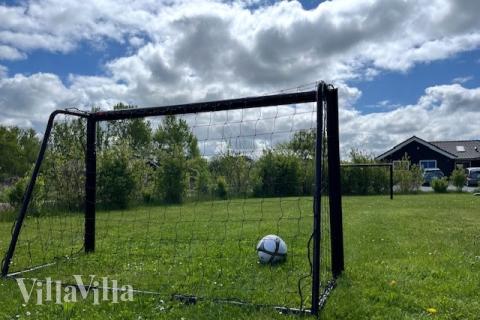 Till den trevliga sommarstugan nr 377 i Nordsjälland erbjuds en mängd utomhusaktiviteter, t.ex. lektorn och gungor