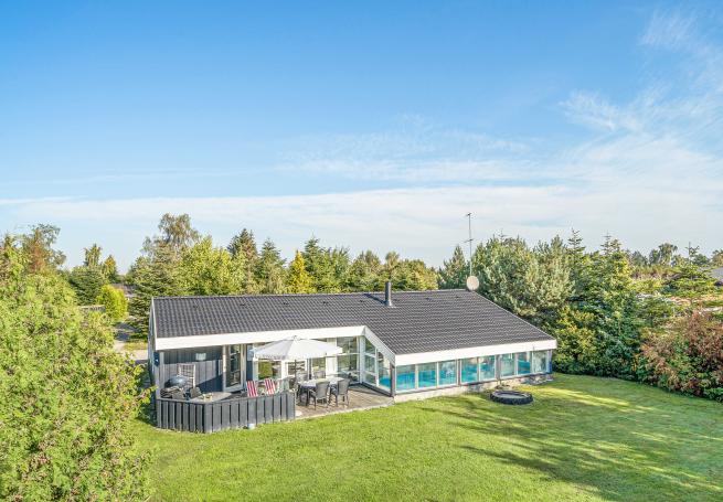 Den praktfulla poolstugan nr 689 med plats för 12 personer ligger i Lolland/Falster/Møn
