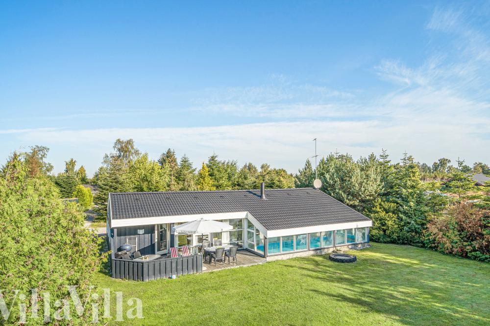 Den praktfulla poolstugan nr 689 med plats för 12 personer ligger i Lolland/Falster/Møn