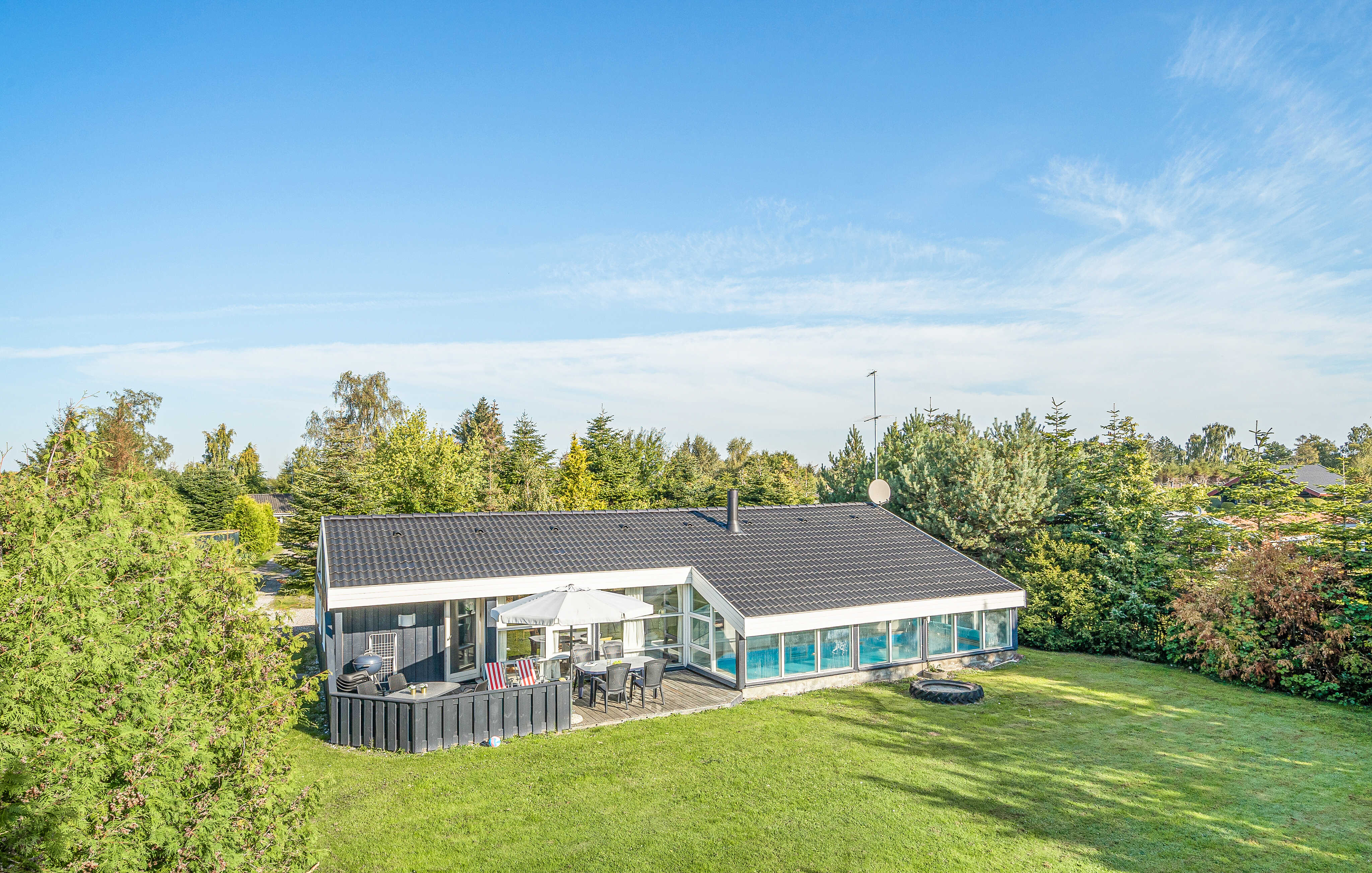 Den praktfulla poolstugan nr 689 med plats för 12 personer ligger i Lolland/Falster/Møn