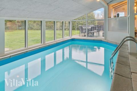 Sommarstuga 689 är inredd med en smakfull poolavdelning som har vattenrutschbana, ett stort inbyggt spapad och bastu