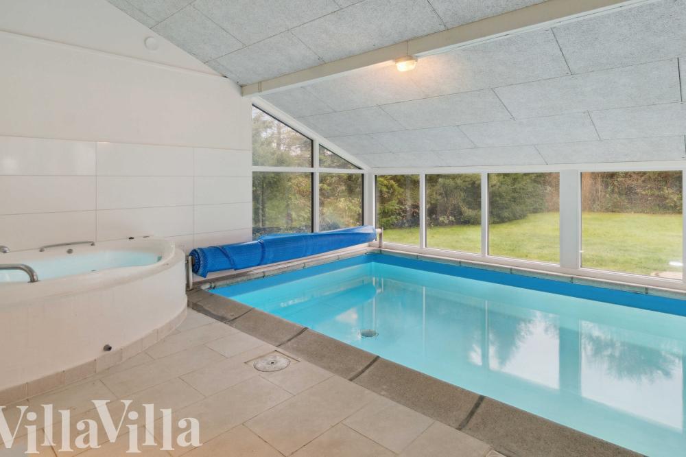 Den härliga poolen i lyxstuga nr 689 för 12 personer