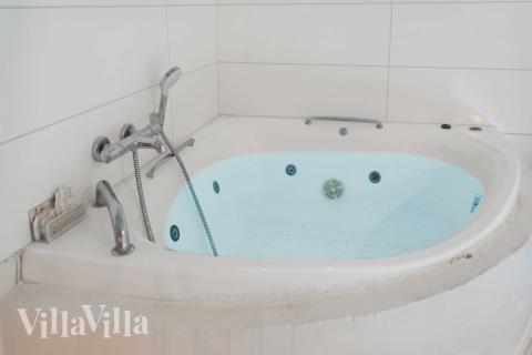 Ta ett dopp i poolen i lyxhus nr 689 i Lolland/Falster/Møn.