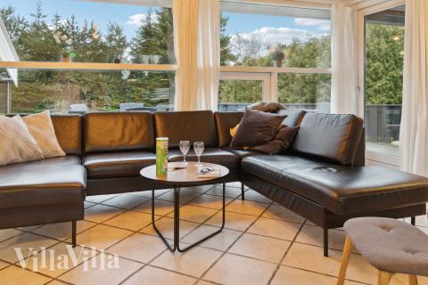 I soffhörnan i lyxstuga 689 i Lolland/Falster/Møn kan ni spela brädspel eller titta på film tillsammans.