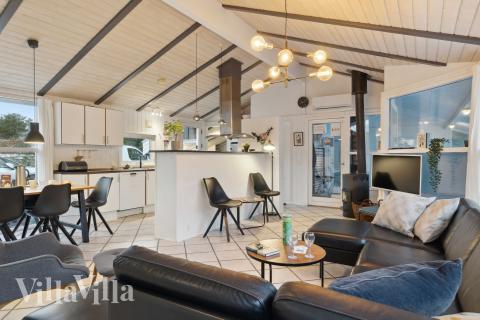 När ni besöker lyxhus nr 689 kan ni mysa tillsammans i sofforna.