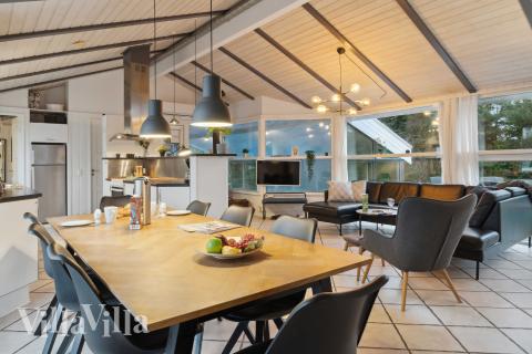 Det stora ljusa vardagsrummet i lyxstuga nr 689 för 10.