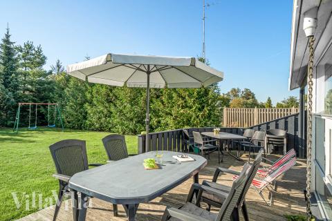 Lyxstuga nr 689 har en härlig terrass med sköna trädgårdsmöbler för 10 personer.