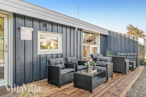 Njut av en grillkväll på terrassen i lyxstuga nr 689 i Lolland/Falster/Møn