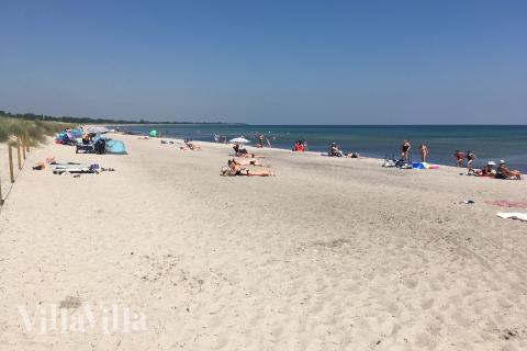 Stranden i närheten av lyxhus 689.