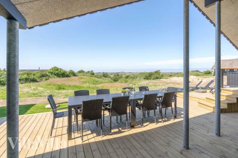 Lyxstuga nr 909 har en härlig terrass med sköna trädgårdsmöbler för 12 personer.