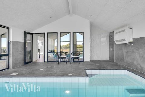 Den härliga poolen i lyxstuga nr 909 för 12 personer