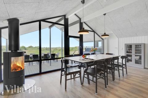 Det stora ljusa vardagsrummet i lyxstuga nr 909 för 12.