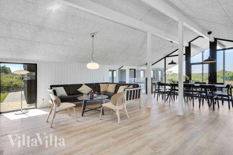 Soffhörnan i lyxstuga 909 i Nordjylland.