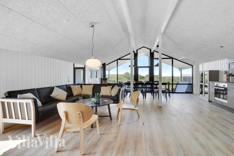 I soffhörnan i lyxstuga 909 i Nordjylland kan ni spela brädspel eller titta på film tillsammans.