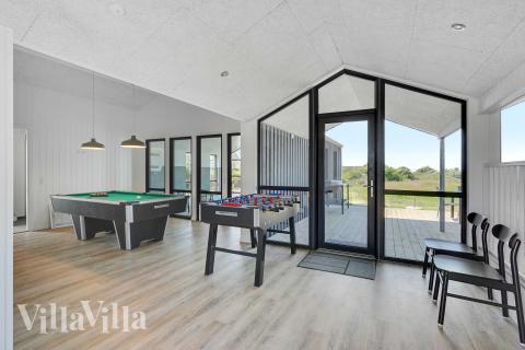 Förutom de många timmar som du kan tillbringa i stugans poolavdelning erbjuder lyxstuga 909 även biljard, bordtennis och dart