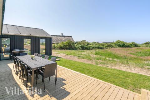 Njut av en grillkväll på terrassen i lyxstuga nr 909 i Nordjylland