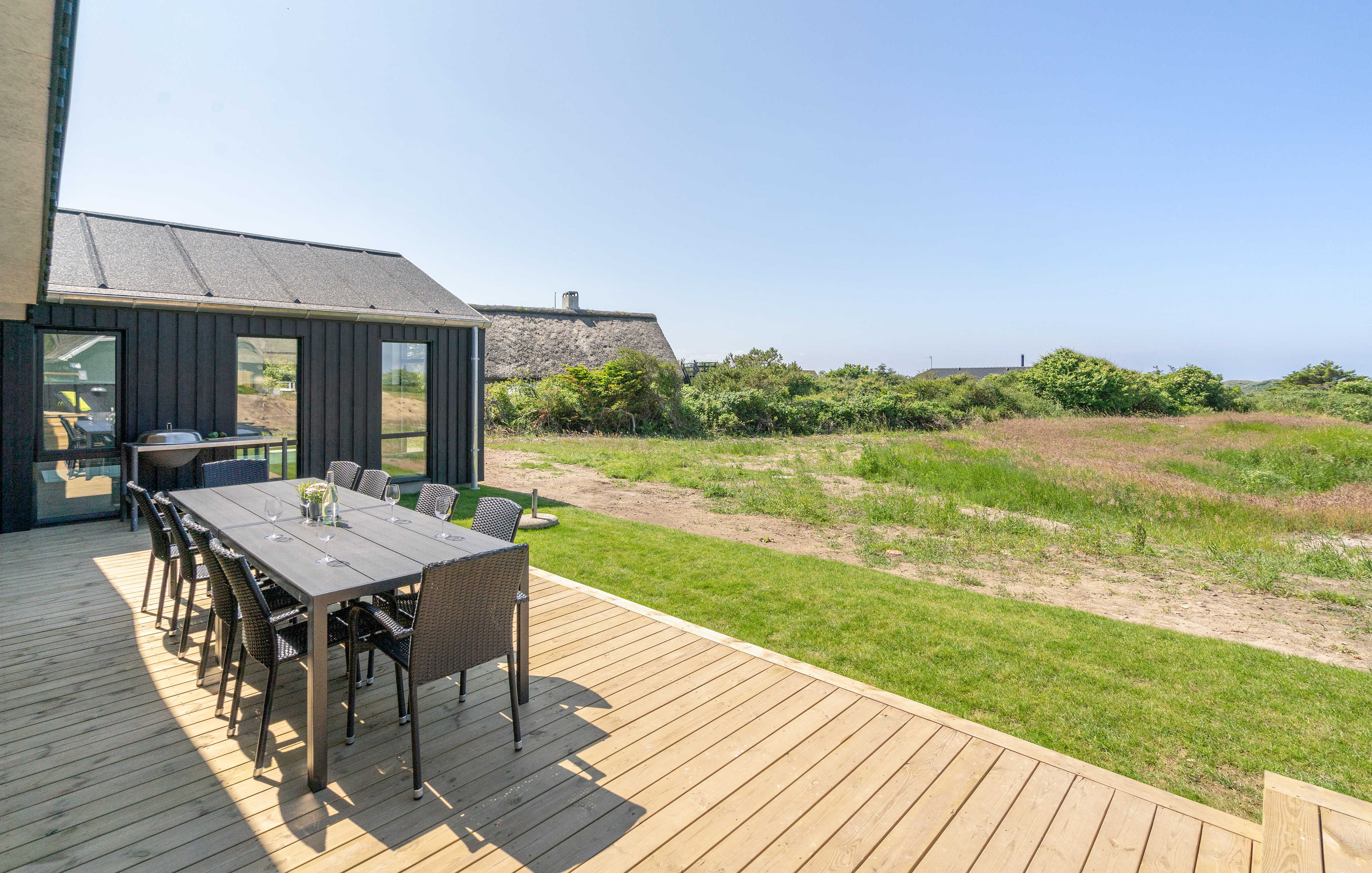 Njut av en grillkväll på terrassen i lyxstuga nr 909 i Nordjylland