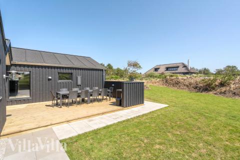 På terrassen i sommarhus nr 909 finns det plats för upp till 12 gäster.