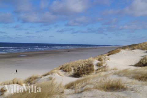 Den vackra stranden i närheten av lyxhus 909 vid Nordjylland.