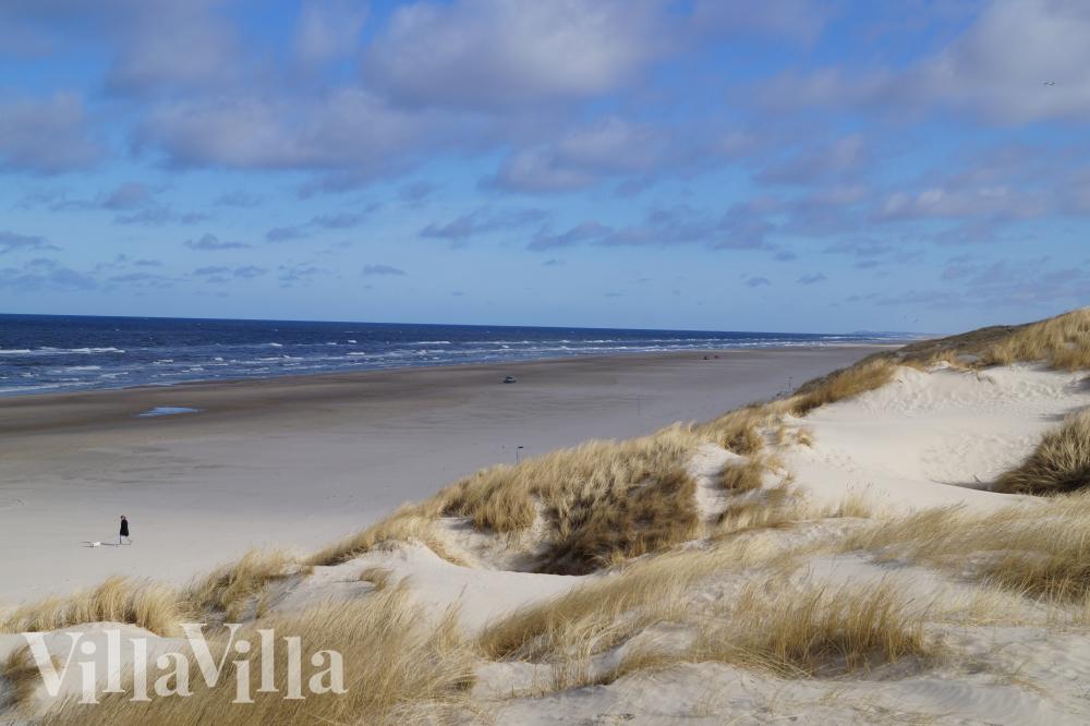 Den vackra stranden i närheten av lyxhus 909 vid Nordjylland.