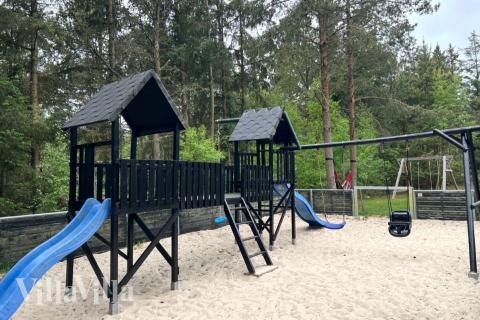 Till den trevliga sommarstugan nr 197 i Vestjylland erbjuds en mängd utomhusaktiviteter, t.ex. lektorn och gungor