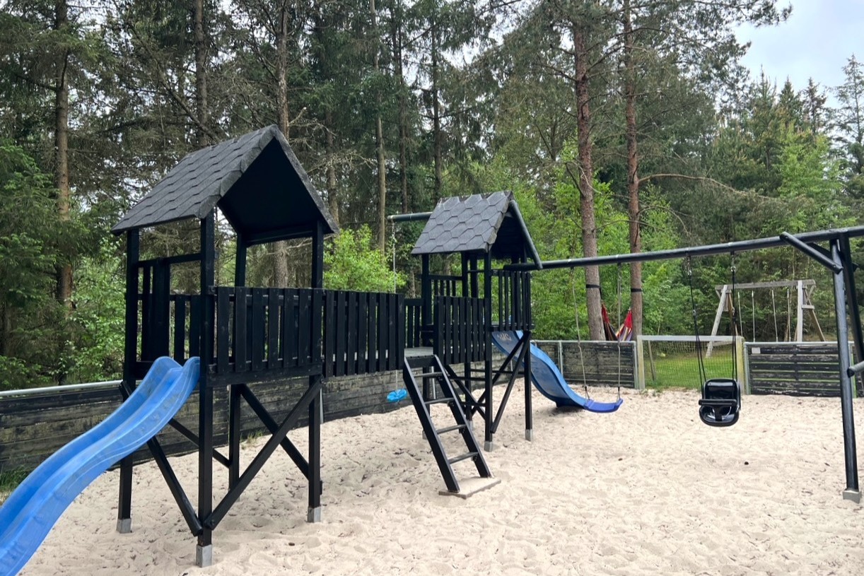 Till den trevliga sommarstugan nr 197 i Vestjylland erbjuds en mängd utomhusaktiviteter, t.ex. lektorn och gungor