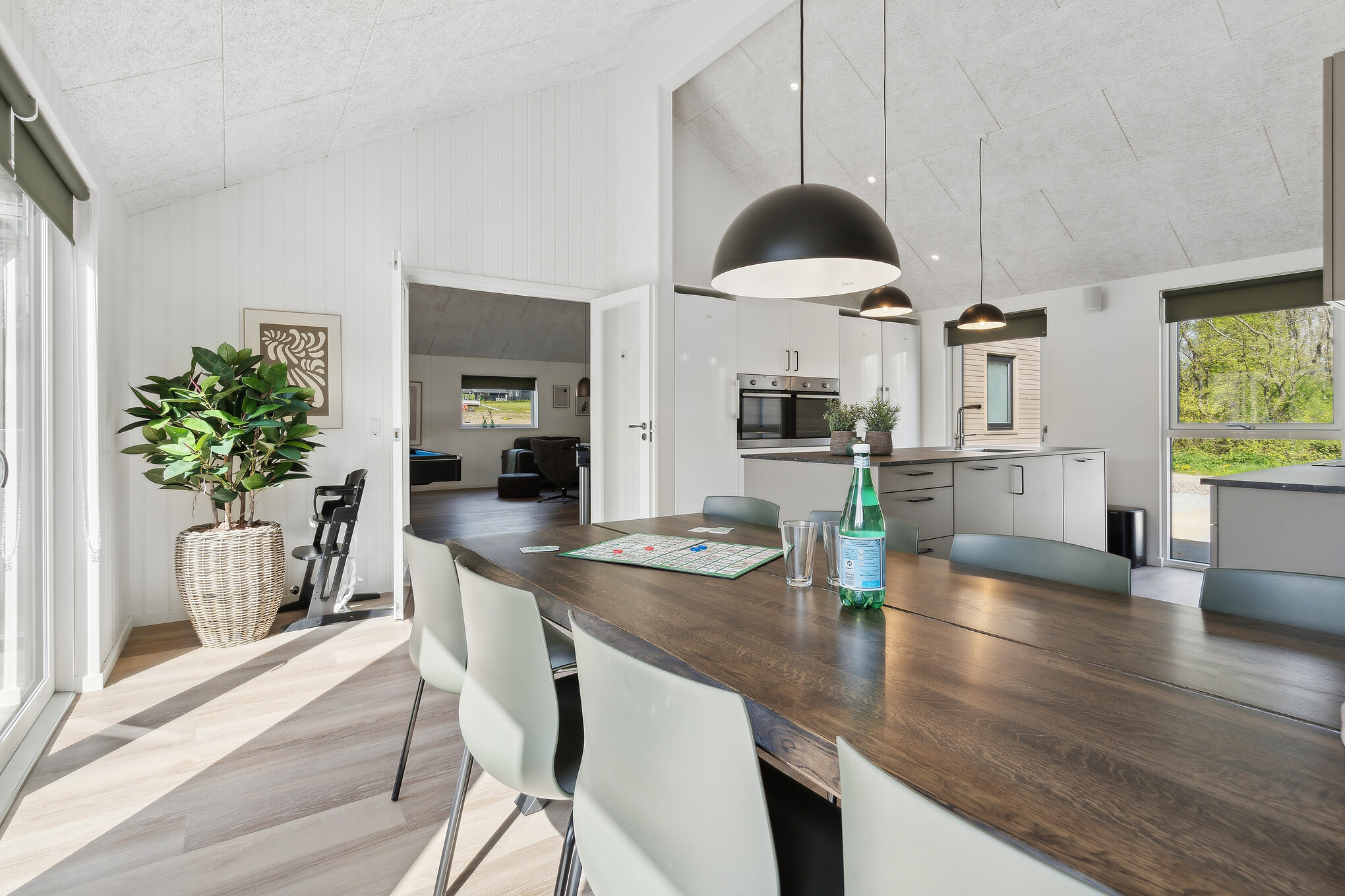Vardagsrummet i lyxstuga nr. 901 har plats för 24 personer.