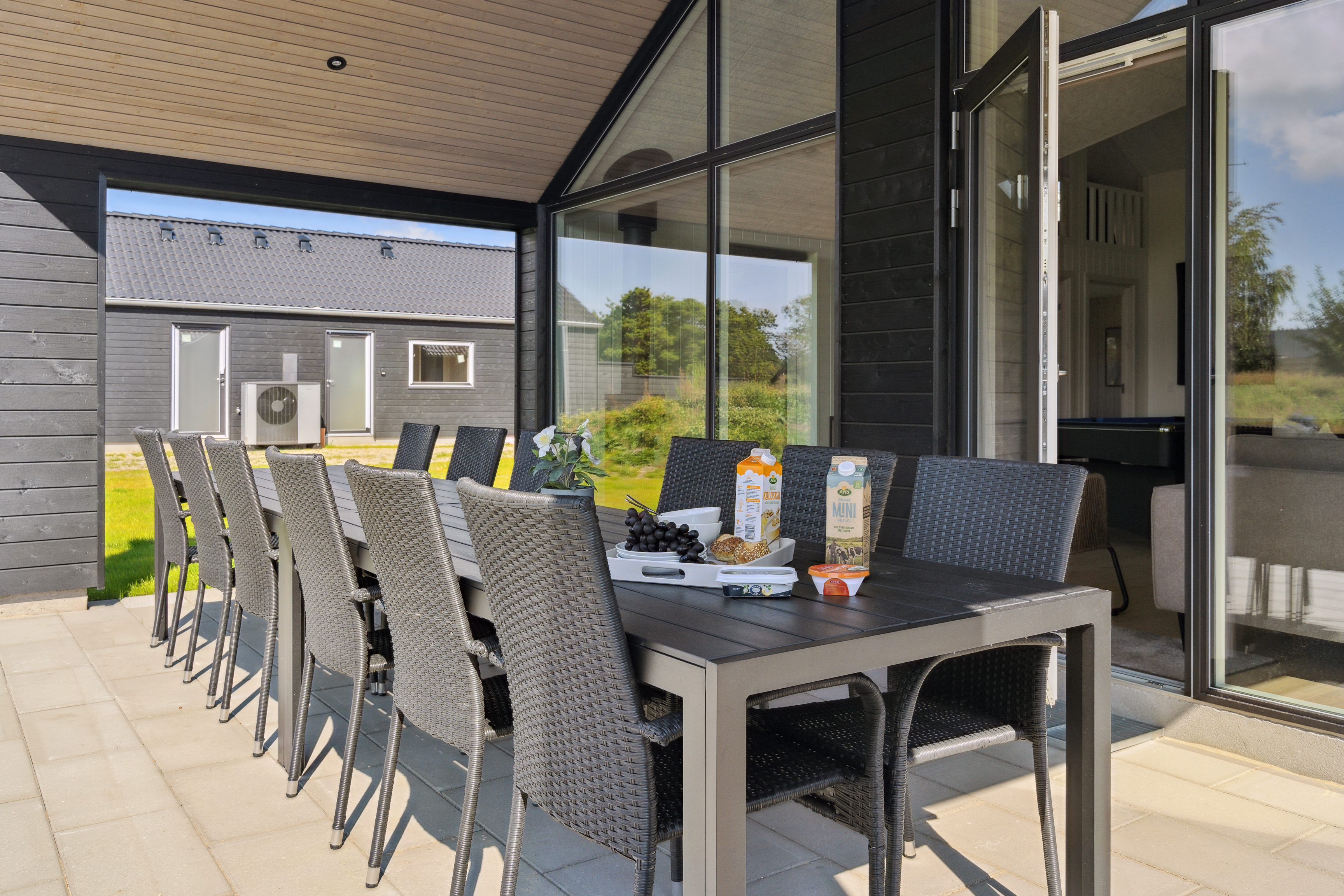Njut av en grillkväll på terrassen i lyxstuga nr 901 i Fyn och öar