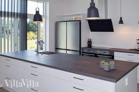 Köket i lyxstuga nr 908 är utrustat så att ni kan laga mat till 14 personer.