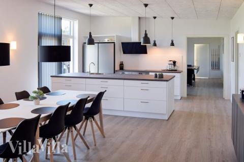 Det stora ljusa vardagsrummet i lyxstuga nr 908 för 14.