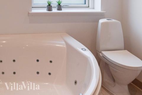 Lyxstuga nr 908 erbjuder bland annat ett härligt spabad