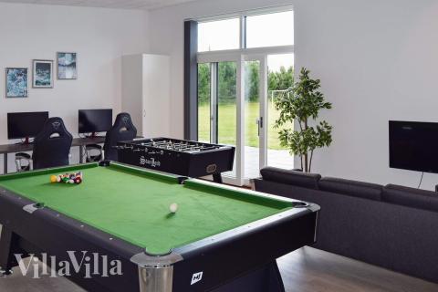 Lyxstuga 908 för 14 personer har ett stort aktivitetsrum med bl.a. biljard och dart