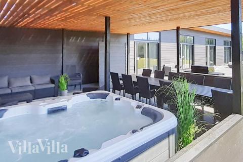 Njut av spabadets värme i lyxstuga nr 908 i Lolland/Falster/Møn