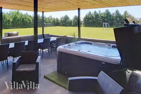 Njut av en grillkväll på terrassen i lyxstuga nr 908 i Lolland/Falster/Møn