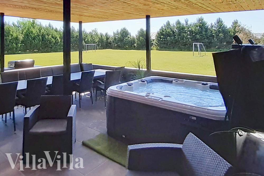 Njut av en grillkväll på terrassen i lyxstuga nr 908 i Lolland/Falster/Møn