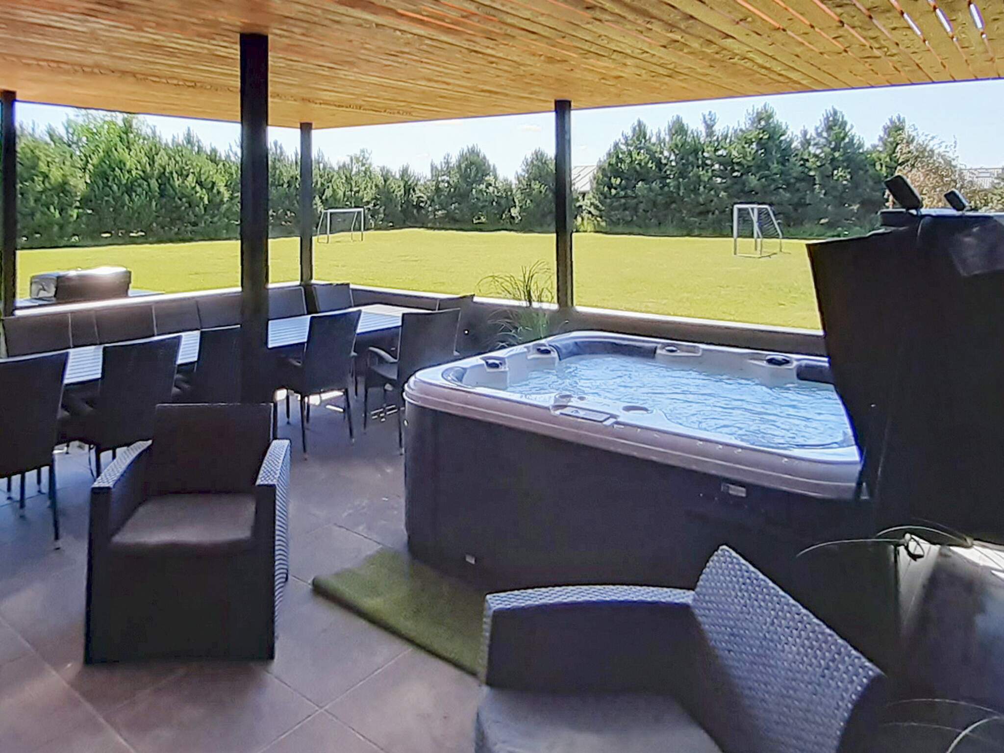 Njut av en grillkväll på terrassen i lyxstuga nr 908 i Lolland/Falster/Møn