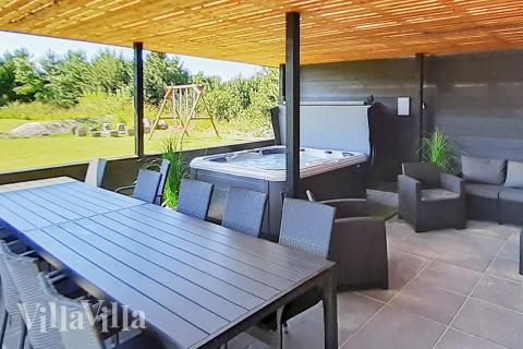 På terrassen i sommarhus nr 908 finns det plats för upp till 14 gäster.