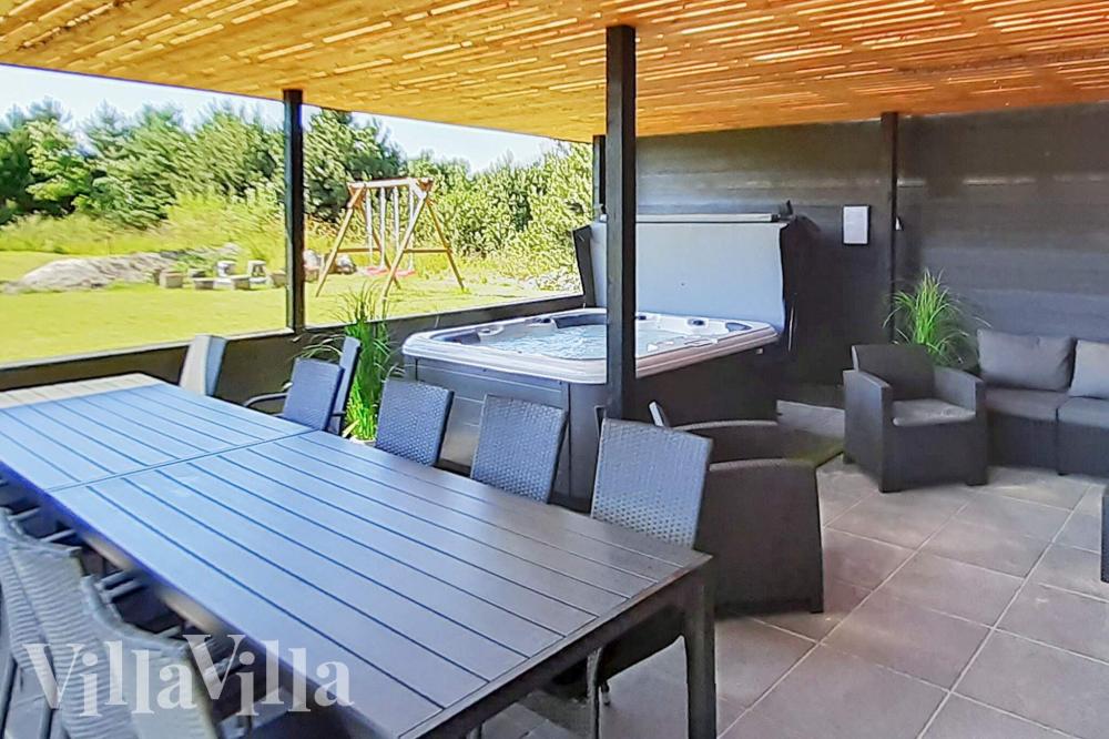 På terrassen i sommarhus nr 908 finns det plats för upp till 14 gäster.