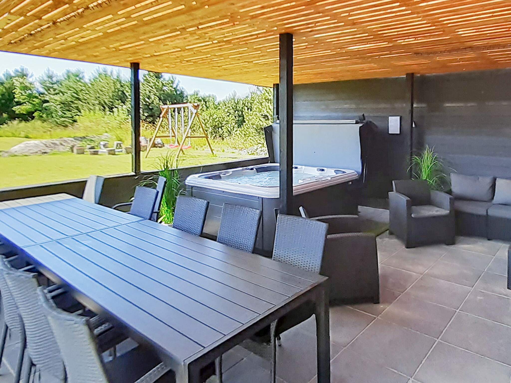 På terrassen i sommarhus nr 908 finns det plats för upp till 14 gäster.